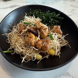 หมี่กรอบไก่เม็ดมะม่วง