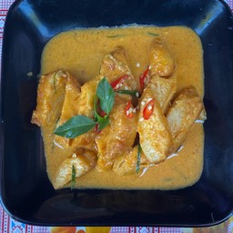 พะแนงไก่ทอด