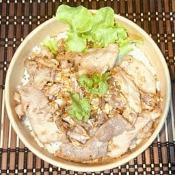 ข้าวหมูกระเทียมพริกไทย