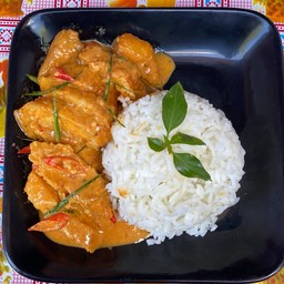 ข้าวพะแนงไก่ทอด