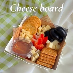 Cheese board (เซตเน้นแครกเกอร์ เน้นชีส และผลไม้นิดหน่อย)