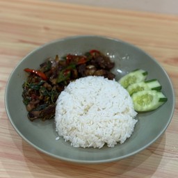 ข้าวกระเพราคอหมูย่าง