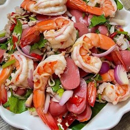 ยำมาม่า ใส้กรอกแดง กุ้ง หมูสับ