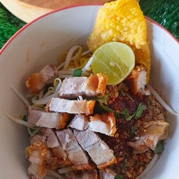 ก๋วยเตี๋ยวแห้งหมูกรอบ