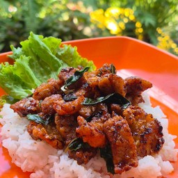 ข้าวกระเพราไก่ทอด