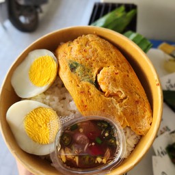 ข้าวห่อหมกย่างหน้าเนื้อกุ้งพร้อมไข่ต้ม