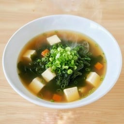 ซุปสาหร่ายวากาเมะเต้าหู้ปลา