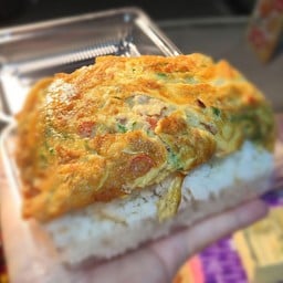 ข้าวผัดกระเพราไข่ดาว( เอื้ออาทร 81)