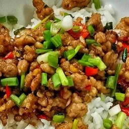 ข้าวหน้าหมูสับคั่วพริกเกลือ