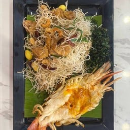 หมี่กรอบไก่เม็ดมะม่วง กุ้งแม่น้ำ