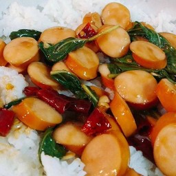 ข้าวหน้าไส้กรอกผัดโหระพา
