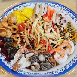 ตำยกถาด รวมทะเล ปู กุ้ง หมึก ปลากรอบ ไข่ต้ม หมูยอ แคบหมู ขนมจีนผักลวก เครื่องเคียงครบชุด