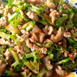 ข้าวหน้าหมูสับผัดพริกขี้หนูสวนใส่ถั่วพลู