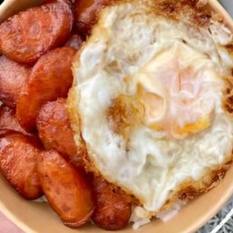 ข้าวหน้ากุนเชียงทอด + ไข่ดาว