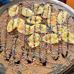 แป้งชาโคล นูเทลล่า กล้วยหอม โรยเรนโบว์ ราดซอสช็อคโกแลต