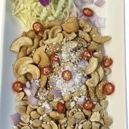 ยำเม็ดมะม่วงและถั่ว