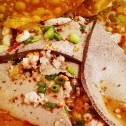 ก๋วยเตี๋ยว คุณเก๋ ตลาดไหญ่มากมาร์เก็ต จอมเทีบน