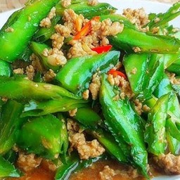 ข้าวหน้าหมูสับผัดน้ำมันหอยใส่ถั่วพลู