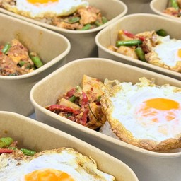 ผัดพริกแกง ฟรีไข่ดาว