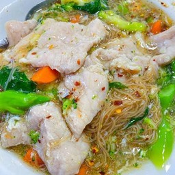 ราดหน้า เส้นหมี่ หมู