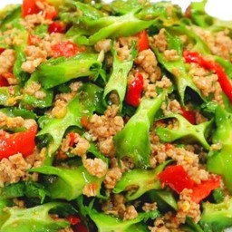 ข้าวหน้าหมูสับผัดกะปิใส่ถั่วพลู