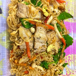 มาม่าผัดขี้เมาหมูกรอบ