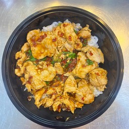 กะเพราไก่ ราดข้าว