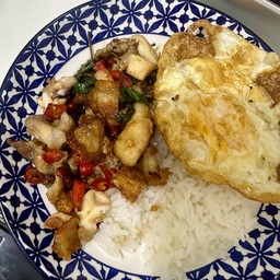 กะเพราหมูกรอบ+ปลา