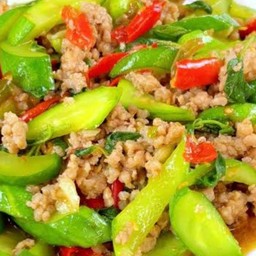 ข้าวหน้ากระเพราแตงกวาหมูสับ