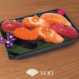 Salmon and Maguro Sushi Set