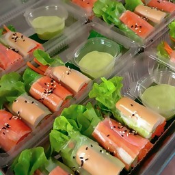 สลัดโรลปูอัด+ไส้กรอก(4ชิ้น)