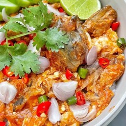 ข้าวไข่ข้น+ยำปลากระป๋อง (แยกเครื่องยำไม่ราดข้าว)