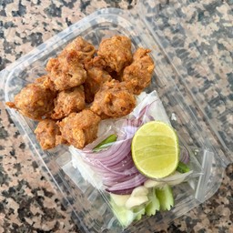 ข้าวหมูก้อนทอดปลาเค็ม