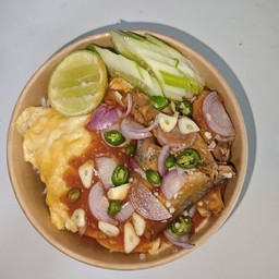 ข้าวไข่ข้นยำปลากระป๋อง