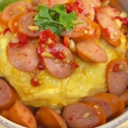 ข้าวหน้าไข่ข้นไส้กรอกผัดพริกกระเทียมสด