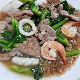 ราดหน้า เส้นหมี่ ทะเล