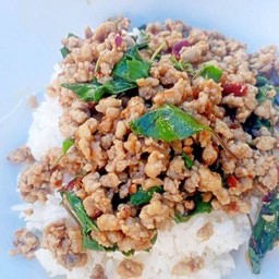 กะเพราหมูสับราดข้าว