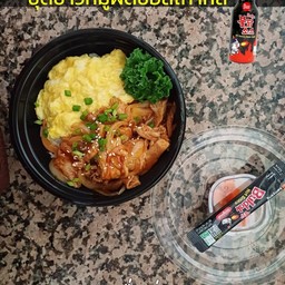 ข้าวหมูผัดดซอสเกาหลีซัมยังไข่ข้น