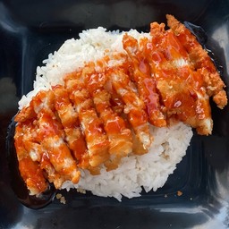 ข้าวไก่ทอดราดซอสสไปซี่