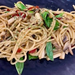 ผัดโหระพาพริกแห้งเห็ด