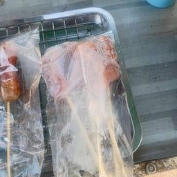 หนุ่มอีสานใส้กรอกปิ้งแหนมใส้ฮั่ว