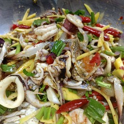 ยำปูกุ้งหมึก