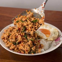 กะเพราหมูสับราดข้าว