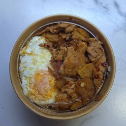 ข้าวกระเพราหน่อไม้ดองหมูนุ่ม+ไข่ดาว