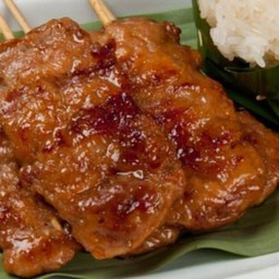 หมูปิ้งโบราณ 4 ไม้ ข้าวเหนียว 1 ห่อ