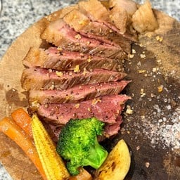 is beef (อีส บีฟ) ข้าวหน้าเนื้อพิคานย่า (ร้านเดียวกับร้านก๋วยเตี๋ยวไก่)