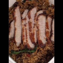 ข้าวกระเพราคลุก คอหมูย่าง