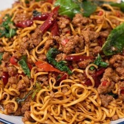 ผัดมาม่ากะเพราหมูสับ