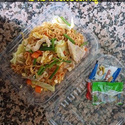 มาม่าผัดไข่ใส่หมู