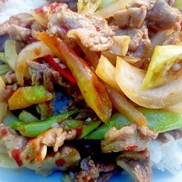 ผัดพริกไก่ราดข้าว